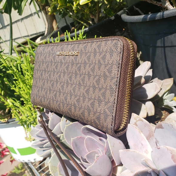 MICHAEL KORS JS LARGE FLAT ZIP PHONE CASE WALLET - Picture 2 of 10